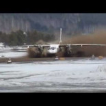 Impresionante despegue de un Antonov 24 en una pista embarrada
