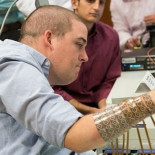 Logran que un tetrapléjico vuelva a mover manos y brazos