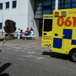 Un hombre sufre un ictus a la puerta de un hospital y es trasladado a otro por el cierre de las Urgencias