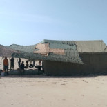 Militares españoles defendiendo un nido de tortuga marina