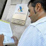 Vomita en una delegación de Hacienda porque la Renta le salía a devolver [HUMOR]