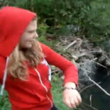 La policía bosnia detiene a la chica que lanzó los cachorros a un río [ENG]