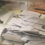 Un gallego se confunde y vota con el sobre de un bautizo que contenía 200 euros