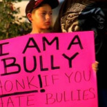 Un padre obliga a su hijo a disculparse en plena calle por acosar en el colegio