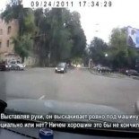 La moda de lanzarse encima de los coches en Rusia