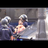 La policía se lía a puñetazos con los manifestantes por la república el día de la proclamación de Felipe VI