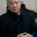 El alcalde de Dozón da cien euros de su bolsillo para libros a cada niño del colegio