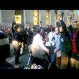 Puñetazo brutal por parte de la policia a una chica durante las protestas de Occuppy Wall Street