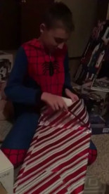 Los padres adoptan a un niño que han estado cuidando, le dan la sorpresa en Navidad [ENG]