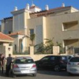 Familias gitanas ocupan 34 apartamentos de una urbanización vacía en Mijas