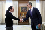 Felipe VI le regala a Pablo Iglesias una copia de la película “Los lunes al sol”