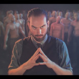 Grupo de calvos bailando