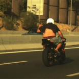 Sólo un enfermo iría así en moto