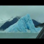 Un iceberg dándose la vuelta