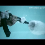 AK-47 debajo del agua a 27,450 fotogramas por segundo