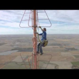 ¡Kevin! ¿Puedes cambiar la bombilla de la antena? Y Kevin sube a 450 metros y lo hace