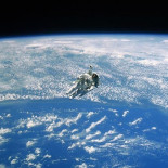 El costo de un SMS, más caro que enviar información al espacio