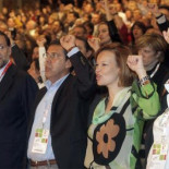 Puños en alto a la izquierda de Rajoy