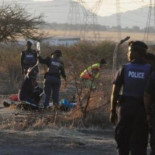 La policía de Sudáfrica alega autodefensa en peor matanza desde el apartheid