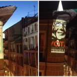 Proyectan publicidad de Manuela Carmena a la entrada de la calle donde vive Aguirre