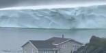 El momento en el que un gigantesco iceberg se acerca a las casas costeras de la isla de Terranova