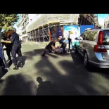 Amenaza con una pistola a quien le recrimina obstaculizar la vía, frente a la policía