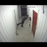 Propietario de una tienda cansado de que su lugar fuera robado tiende una trampa