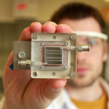 Idean un sistema que purifica el aire y extrae hidrógeno de la polución solo con energía solar