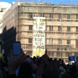 Despliegue de una pancarta en el edificio de TioPepe (Madrid)