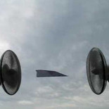 Avioncito de papel volando entre dos ventiladores