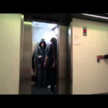 Broma de ascensor al estilo Star Wars (usando la fuerza)