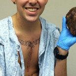 Simplemente un chico sosteniendo su propio corazón en su mano