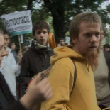 La policía retiene a un manifestante por llamarlos 'compañeros'