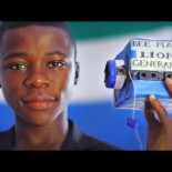 Un niño de Sierra Leona construye una emisora de radio con basura