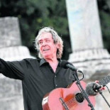 Paco Ibáñez: "Nos quieren robar la dignidad, la cultura, los sentimientos y la solidaridad"