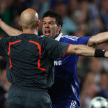 El árbitro del Chelsea-Barcelona vuelve a casa a escondidas y amenazado de muerte [eng]