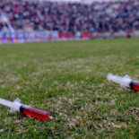 Hinchas lanzan jeringuillas con sangre a sus jugadores como castigo