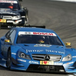 Un coche de carreras en el aeropuerto sin aviones