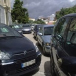 Celebran un juicio en la calle porque un discapacitado no pudo entrar debido a coches mal aparcados