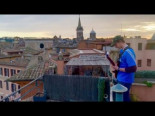 Piazza Navona desierta, un balcón, una guitarra eléctrica y un tema de Ennio Morricone