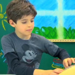 Reacciones de niños cuando se les pide que usen un teléfono de los ’80