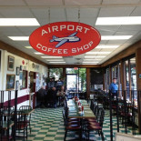 ¿Por qué los bares de aeropuerto son caros y malos?