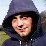 Le niegan acceso por vestir de Jedi, pero luego le piden disculpas, ya que pertenece a la iglesia oficial del "Jediismo"