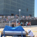 Un enjambre de entre 15.000 y 20.000 abejas provoca la evacuación de la playa de la Zurriola en San Sebastián