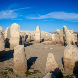 Piden "rescatar de las aguas" un dolmen que la sequía ha dejado al descubierto en el embalse de Valdecañas