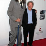 Detienen a Chewbacca en un aeropuerto por llevar una espada láser