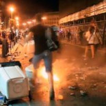 Los antidisturbios encierran a bomberos y periodistas en rellano de un local