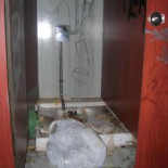 Reparar y limpiar los aseos del "botellódromo" de Granada cuesta cerca de 2.000 euros cada semana