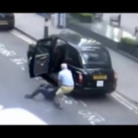 Un taxista saca a un pasajero inconsciente de su coche y lo abandona en plena calle de Londres