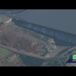 El agua rebosa por el aliviadero de emergencia de la presa de Oroville (EEUU) ENG